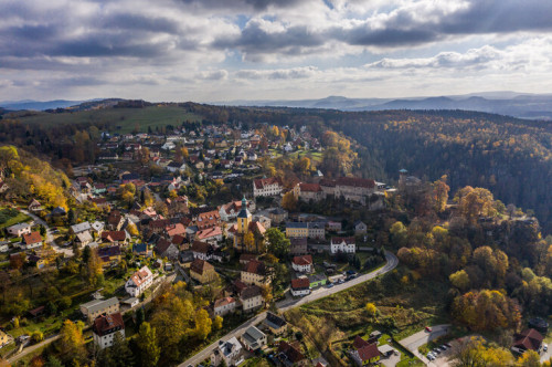 Vogelperspektive auf Hohnstein und umgebende Landschaft.