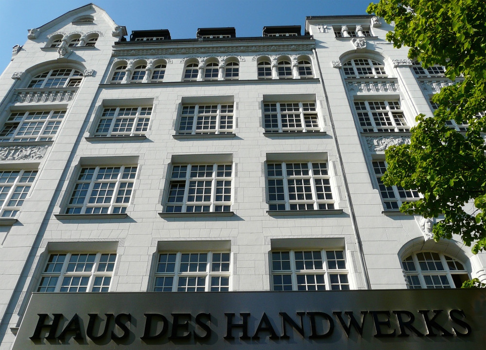 Gebäudeansicht der Handwerkskammer zu Leipzig schräg von unten
