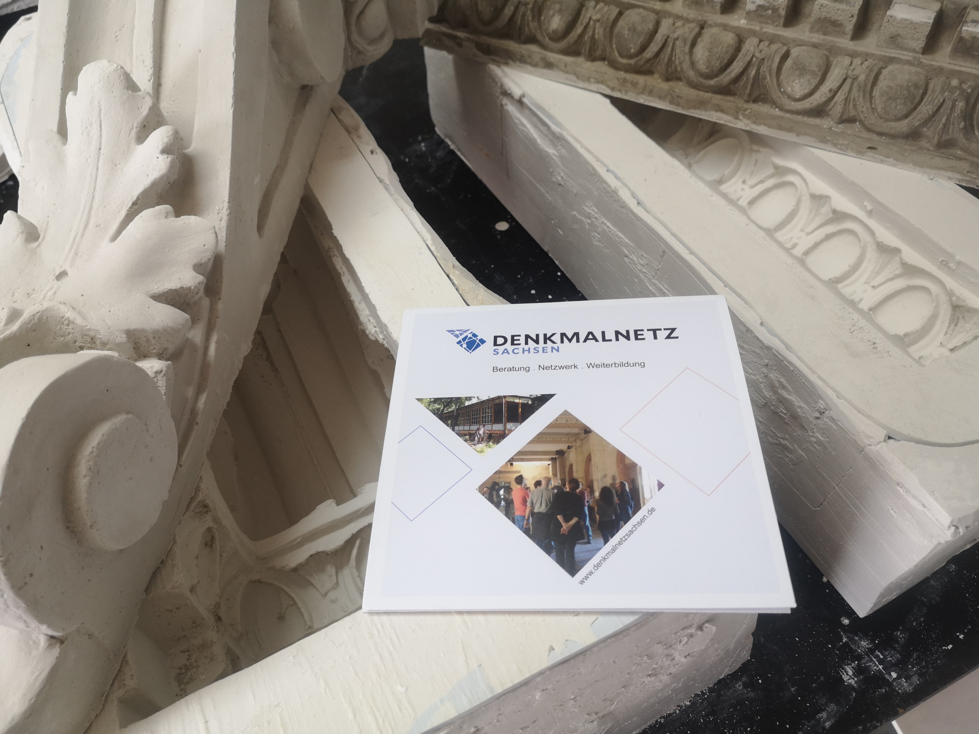 Stuckformen mit Denkmalnetz-Flyer.
