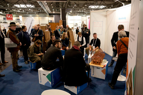 viele Menschen auf Messestand