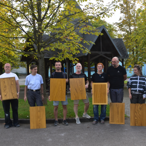 Menschen zeigen ihre Holzimitationsmalerei Arbeiten