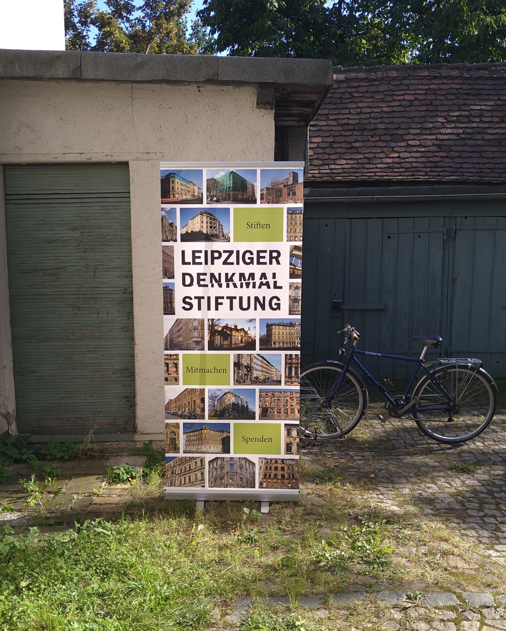 Roll-Up Leipziger Denkmalstiftung vor Gebäude