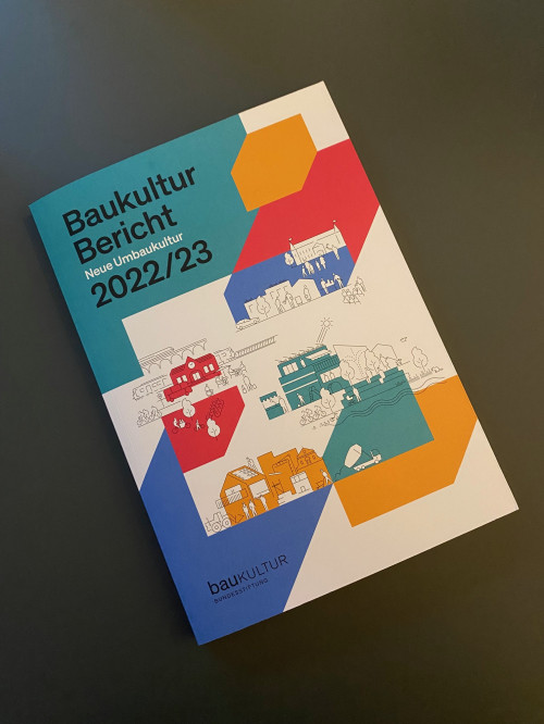 Der Baukulturbericht 2022/2023 liegt auf einem Schreibtisch.