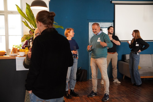 Menschen vom Stadtforum im Gespräch