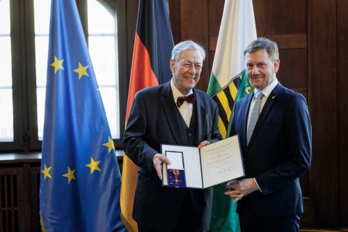 Ministerpräsident Michael Kretschmer überreicht den Verdienstorden der Bundesrepublik an Dr.-Ing. Hans-Joachim Jäger aus Radebeul