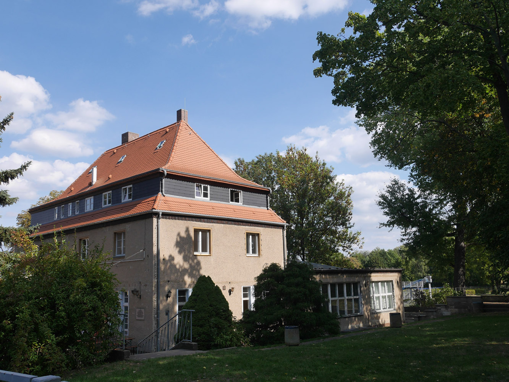 Zu sehen ist das Neue Volkshaus, ein Arbeiterkulturhaus aus den 1920er Jahren, in Cotta, Dresden.