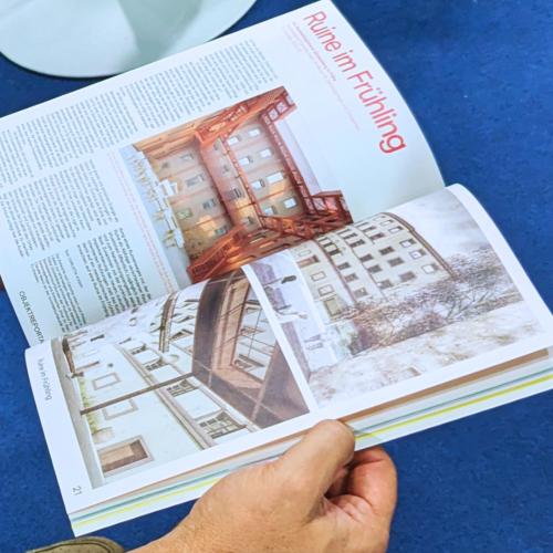 Hand blättert in Spinnmühlen Magazin