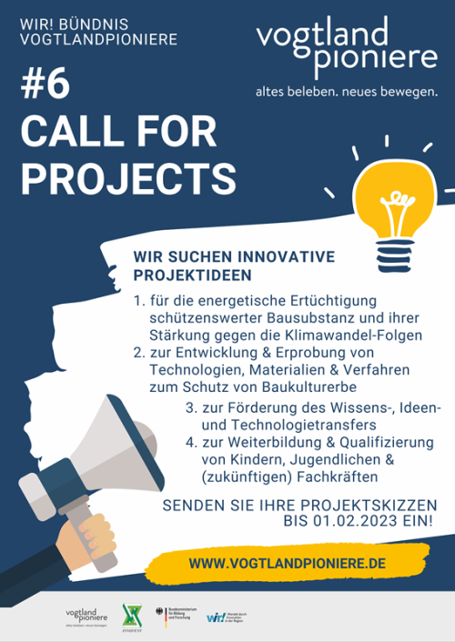 Plakat  mit Hashtag und Glühbirne in weiß, blau und gelb. Eine Hand hält ein Megaphon.